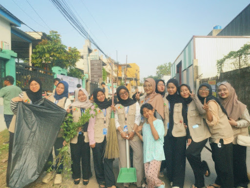 Bersih-bersih Lingkungan Bersama Anggota Kelurahan Kademangan